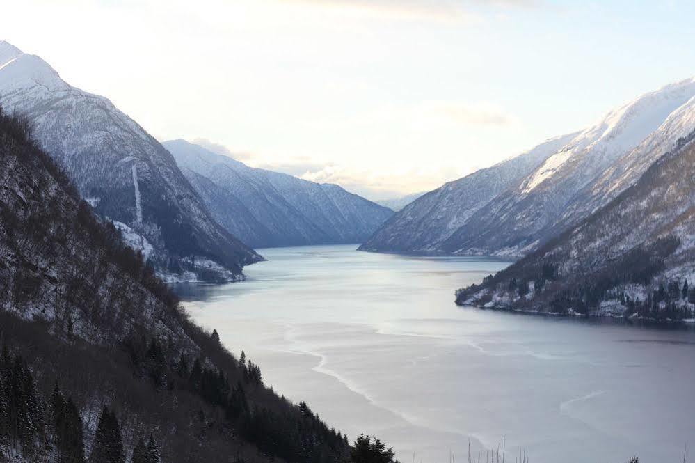 Fjaerland Fjordstove Hotell - Huseby Hotelldrift As Exterior foto